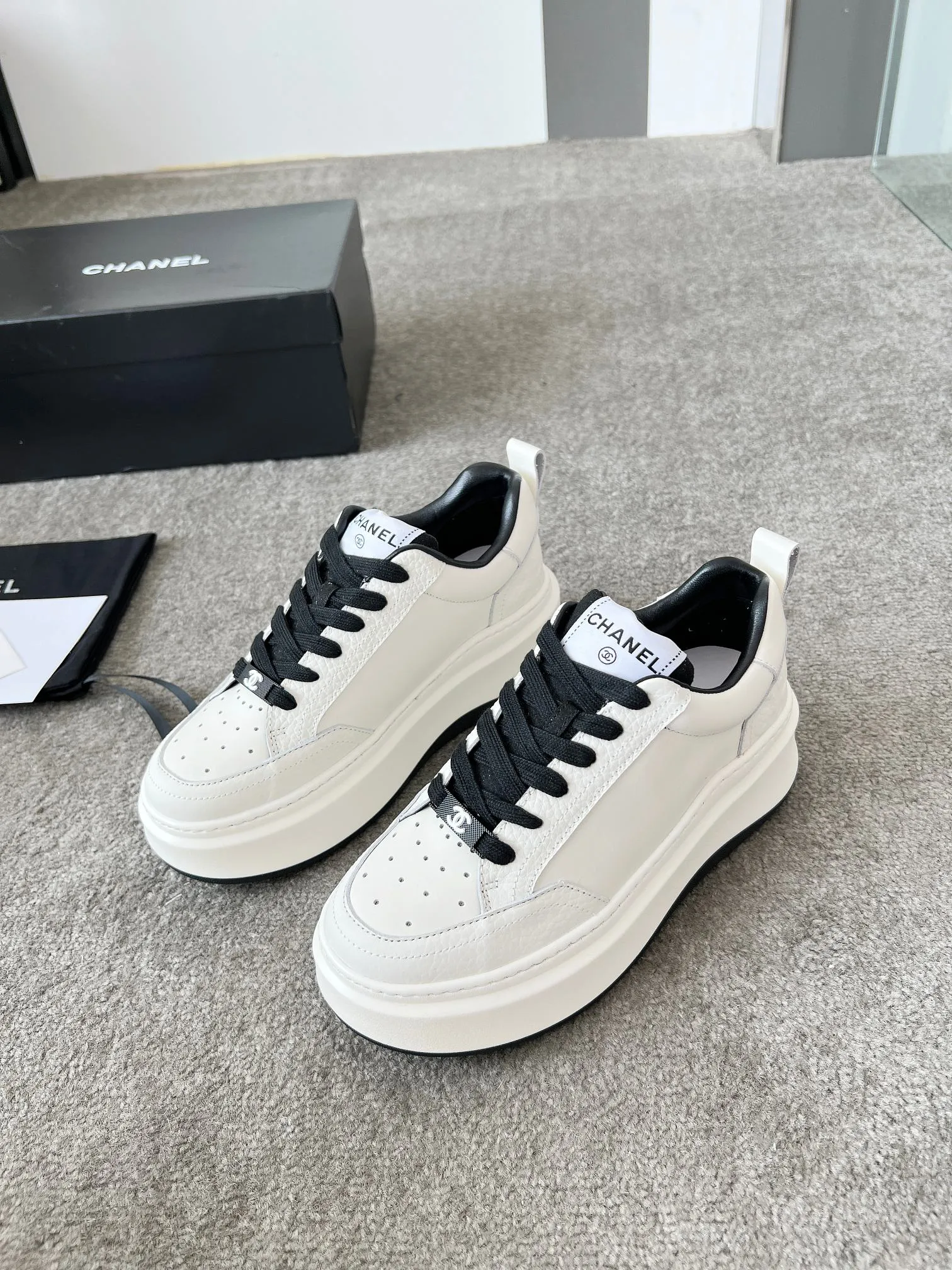 👟👟Ex-factory price 540👟👟 Super popular Chanel Chanel 2025 new casual sports shoes and sneakers. Hard to find in the counter. Super beautiful color. Very versatile. Super comfortable. Full of small fragrance. Classic, durable and versatile. The upper is made of spliced materials. Genuine cowhide, sheepskin lining, original pU+Tpa sole, good resilience. Wear light, white, white and black, white and pink code number: 35-40
